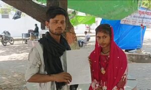 जालौन में पुलिस अधीक्षक कार्यालय के बाहर न्याय की गुहार लगाती घायल पीड़िता और उसके परिजन, पीछे पुलिस मुख्यालय का बोर्ड