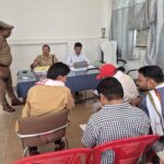 जालौन के एट कोतवाली में आयोजित थाना समाधान दिवस के दौरान फरियादियों की समस्याएं सुनते जिलाधिकारी राजेश कुमार पाण्डेय और पुलिस अधीक्षक विनय कुमार सिंह
