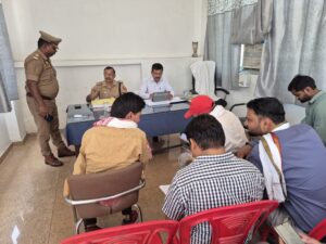 जालौन के एट कोतवाली में आयोजित थाना समाधान दिवस के दौरान फरियादियों की समस्याएं सुनते जिलाधिकारी राजेश कुमार पाण्डेय और पुलिस अधीक्षक विनय कुमार सिंह