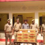 जालौन के डकोर कोतवाली अंतर्गत मोहम्दाबाद में पुलिस टीम द्वारा बरामद की गई अवैध देशी शराब की पेटियां और गिरफ्तार आरोपी का दृश्य।