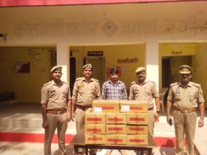 जालौन के डकोर कोतवाली अंतर्गत मोहम्दाबाद में पुलिस टीम द्वारा बरामद की गई अवैध देशी शराब की पेटियां और गिरफ्तार आरोपी का दृश्य।