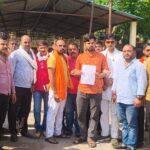 मुख्य बाजार में हुए अपमान के 10 महीने बाद व्यवसायी ने कुएं में कूदकर दी जान, तीन पर मुकदमा दर्ज जालौन के कोंच में कुएं के पास एकत्रित पुलिस बल और ब्राह्मण महासभा के सदस्य, दीवार पर लिखा सुसाइड नोट और शोकाकुल परिजन