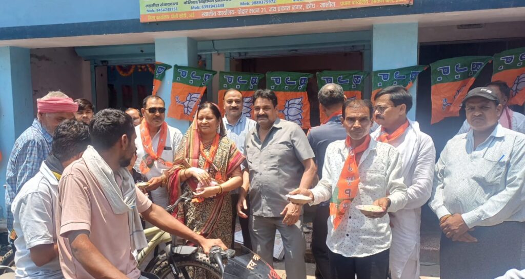 कोंच में भारतीय जनता पार्टी के कार्यकर्ता शुभेंदु अधिकारी के बंगाल के मुख्यमंत्री बनने की खुशी में ढोल-नगाड़ों के साथ आतिशबाजी करते और राहगीरों को झालमुड़ी बांटते हुए