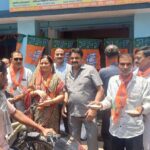 कोंच में भारतीय जनता पार्टी के कार्यकर्ता शुभेंदु अधिकारी के बंगाल के मुख्यमंत्री बनने की खुशी में ढोल-नगाड़ों के साथ आतिशबाजी करते और राहगीरों को झालमुड़ी बांटते हुए