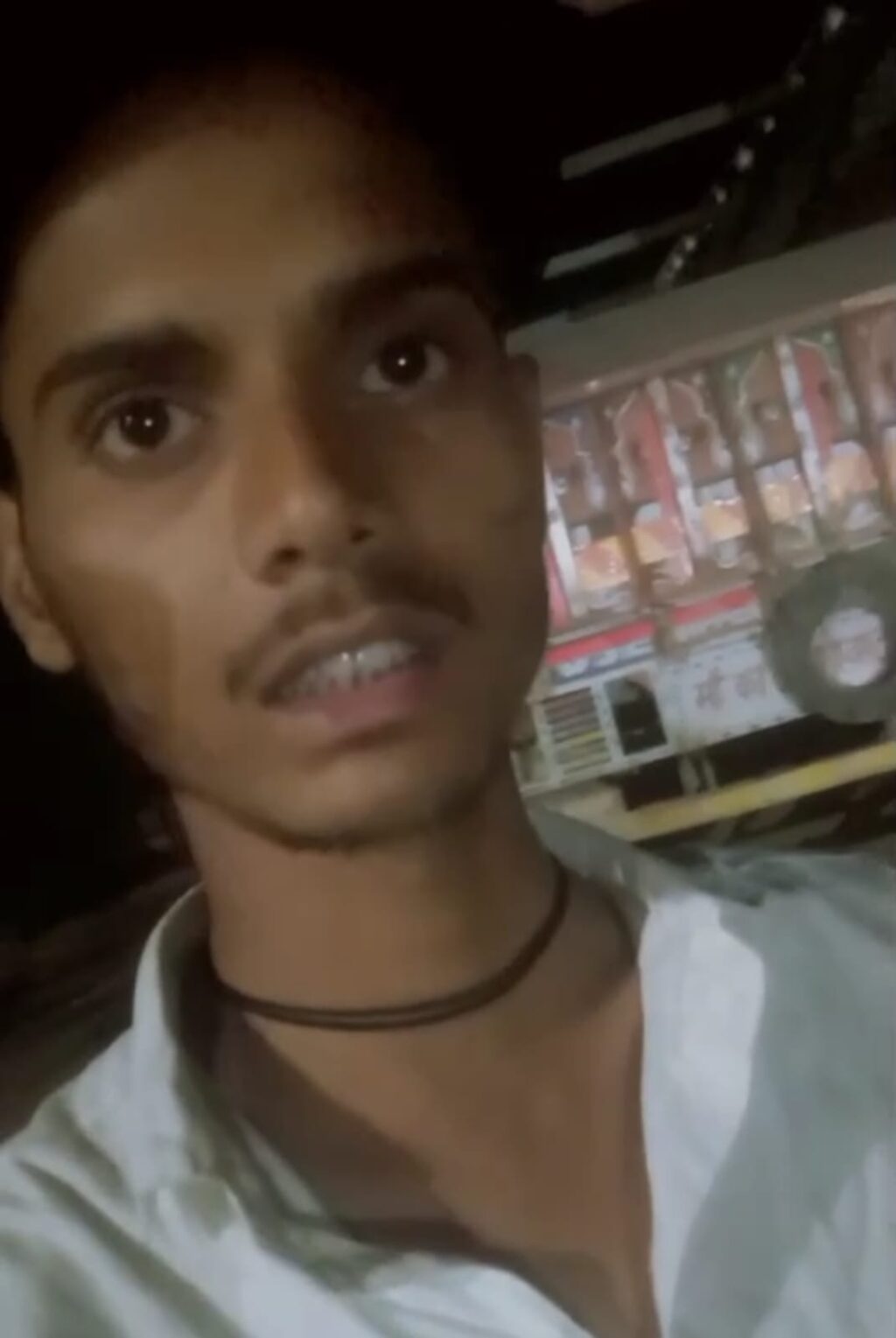 जालौन के कदौरा थाना क्षेत्र का एक युवक, जिसने सोशल मीडिया पर वीडियो जारी कर पुलिस पर 8 लाख रुपये मांगने और मारपीट का आरोप लगाते हुए यमुना में कूदकर जान देने की बात कही है