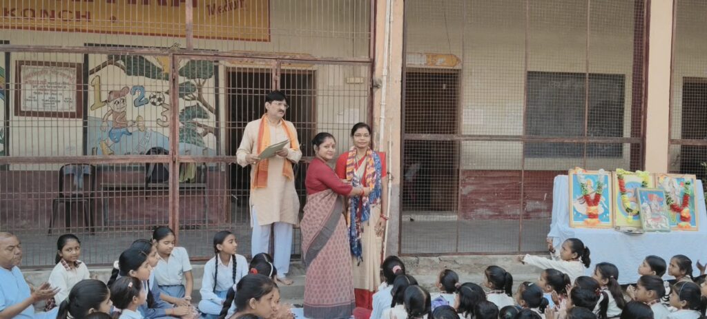 कोंच के सरस्वती बालिका विद्या मंदिर में महाराणा प्रताप की जयंती पर पुष्प अर्पित करती प्रधानाचार्या अर्चना वर्मा, शिक्षकगण और राष्ट्रभक्ति के रंग में रंगे स्कूली छात्र-छात्राएं