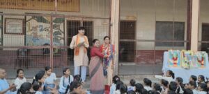 कोंच के सरस्वती बालिका विद्या मंदिर में महाराणा प्रताप की जयंती पर पुष्प अर्पित करती प्रधानाचार्या अर्चना वर्मा, शिक्षकगण और राष्ट्रभक्ति के रंग में रंगे स्कूली छात्र-छात्राएं