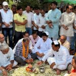 कोंच के विकास को मिली नई रफ्तार: 3.70 करोड़ की लागत से बनने वाली प्रमुख सड़क का विधायक ने किया भूमि पूजन जालौन के कोंच में 3.70 करोड़ की लागत से बनने वाली नई सड़क का भूमि पूजन करते विधायक मूलचंद्र निरंजन, साथ में पालिकाध्यक्ष प्रदीप गुप्ता और अन्य भाजपा नेता।
