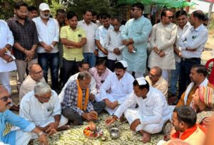 जालौन के कोंच में 3.70 करोड़ की लागत से बनने वाली नई सड़क का भूमि पूजन करते विधायक मूलचंद्र निरंजन, साथ में पालिकाध्यक्ष प्रदीप गुप्ता और अन्य भाजपा नेता।