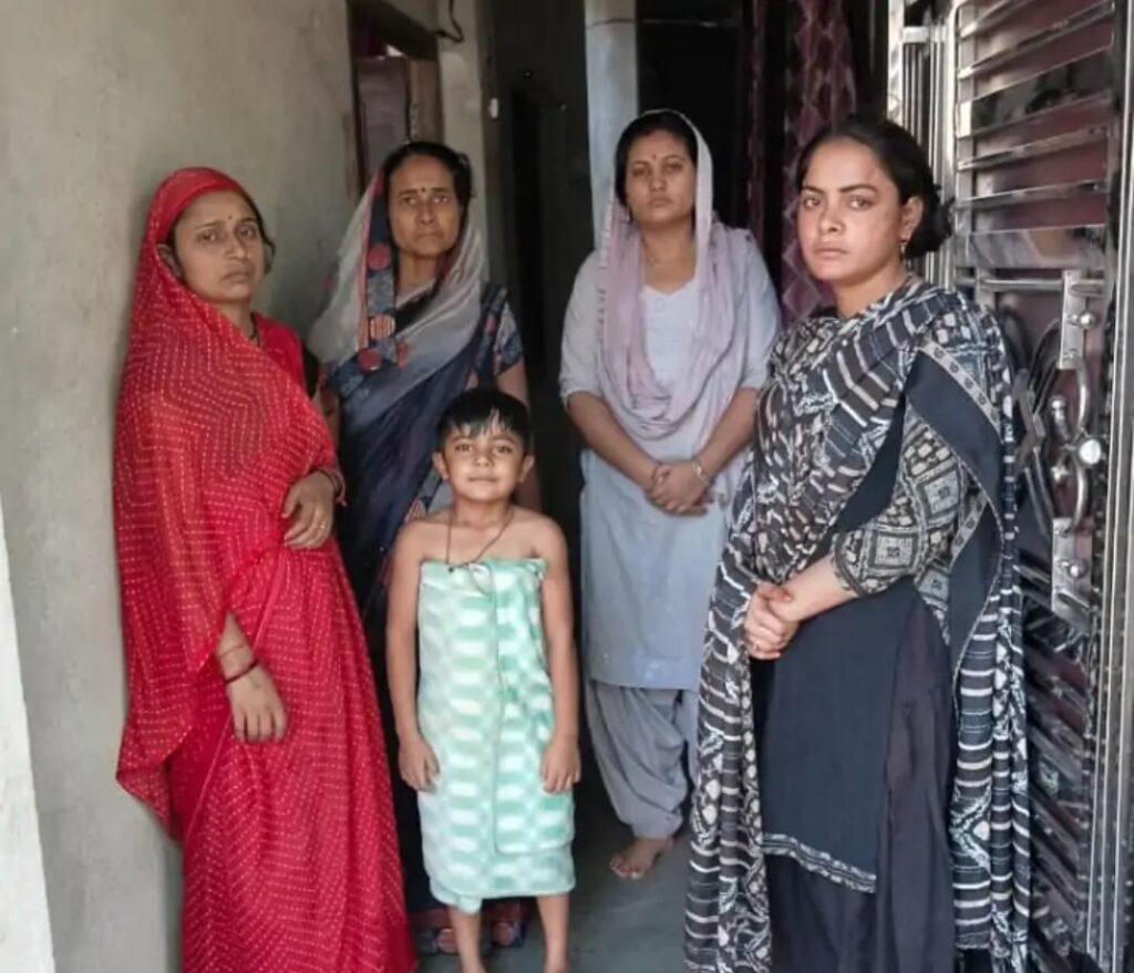 जालौन: 'भाभी' कहना पड़ा भारी, छेड़खानी की झूठी FIR से आहत ITI छात्र ने यमुना में कूदकर दी जान; सुसाइड नोट के रूप में जारी किया मार्मिक वीडियो news image जालौन: 'भाभी' कहना पड़ा भारी, छेड़खानी की झूठी FIR से आहत ITI छात्र ने यमुना में कूदकर दी जान; सुसाइड नोट के रूप में जारी किया मार्मिक वीडियो news image