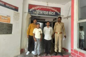जालौन की कोटरा पुलिस टीम द्वारा मंदिर में चोरी करने वाले दो आरोपियों की गिरफ्तारी और बरामद किए गए चांदी के छत्र व पीतल के घंटों की प्रदर्शनी।
