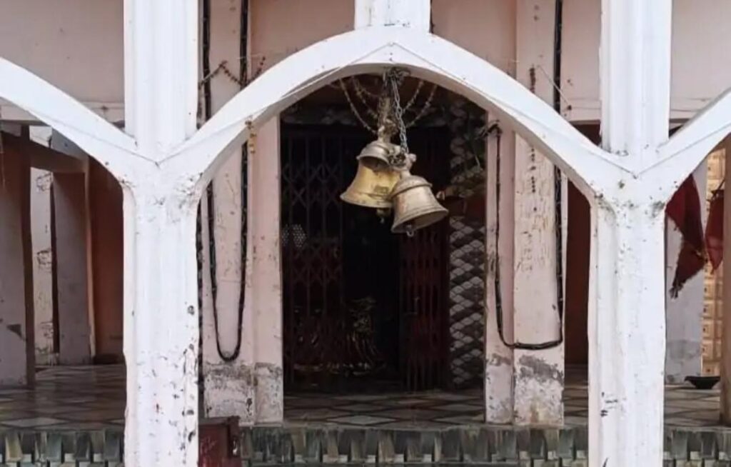 जालौन: मां सिंह भवानी मंदिर में चोरी का 48 घंटे में पर्दाफाश; पुलिस ने दो शातिरों को दबोचा, चांदी के छत्र बरामद news image