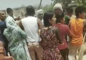 जालौन के माधौगढ़ स्थित हरौली गांव में दो पक्षों के बीच हुई हिंसक झड़प के बाद घायल और मौके पर जुटी पुलिस की प्रतीकात्मक फोटो