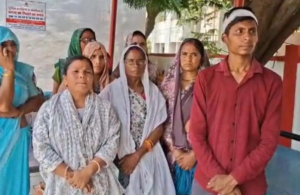 दबंगों के हौसले बुलंद: जालौन में युवक का सरेराह अपहरण कर मरणासन्न होने तक पीटा, लूट ले गए मोबाइल news image जालौन में पुलिस अधीक्षक कार्यालय के बाहर न्याय की गुहार लगाता घायल रितिक कुमार और उसके परिजन
