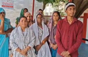 जालौन में पुलिस अधीक्षक कार्यालय के बाहर न्याय की गुहार लगाता घायल रितिक कुमार और उसके परिजन