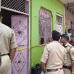 जालौन के सिरसाकलार में पुलिस बल और ग्रामीणों की भीड़ के बीच घटनास्थल का निरीक्षण करते क्षेत्राधिकारी