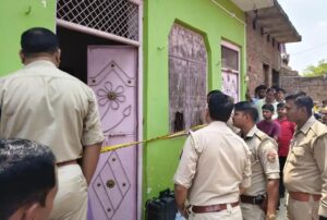 जालौन के सिरसाकलार में पुलिस बल और ग्रामीणों की भीड़ के बीच घटनास्थल का निरीक्षण करते क्षेत्राधिकारी