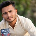 जालौन के कोटरा थाना अंतर्गत छिरावल गांव के पास खेत में पेड़ से लटका युवक का शव और जांच करती पुलिस टीम