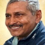 जालौन के आटा-इटौरा मार्ग पर दुर्घटनाग्रस्त बाइक और मौके पर जुटी भीड़ की सांकेतिक तस्वीर, जिसमें पुलिस जांच करती नजर आ रही है
