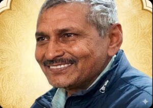 जालौन के आटा-इटौरा मार्ग पर दुर्घटनाग्रस्त बाइक और मौके पर जुटी भीड़ की सांकेतिक तस्वीर, जिसमें पुलिस जांच करती नजर आ रही है