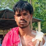 जालौन: तेज रफ्तार बस ने बाइक सवार को रौंदा, गंभीर रूप से घायल युवक ने स्वस्थ होने के बाद दर्ज कराई शिकायत जालौन के कोंच में सड़क हादसे के बाद घायल युवक और क्षतिग्रस्त मोटरसाइकिल की सांकेतिक तस्वीर, कोतवाली में शिकायत दर्ज कराते ग्रामीण