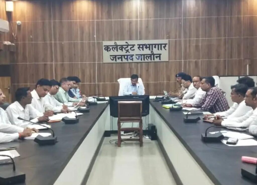 जालौन: गौशालाओं में लापरवाही पर डीएम का कड़ा रुख; BDO का वेतन रोका, प्रतिकूल प्रविष्टि के आदेश news image जालौन कलेक्ट्रेट सभागार में जिलाधिकारी राजेश कुमार पाण्डेय गौवंश संरक्षण समिति की बैठक लेते हुए और अधिकारियों को सख्त निर्देश देते हुए