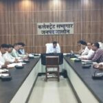 जालौन: गौशालाओं में लापरवाही पर डीएम का कड़ा रुख; BDO का वेतन रोका, प्रतिकूल प्रविष्टि के आदेश जालौन कलेक्ट्रेट सभागार में जिलाधिकारी राजेश कुमार पाण्डेय गौवंश संरक्षण समिति की बैठक लेते हुए और अधिकारियों को सख्त निर्देश देते हुए