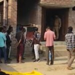जालौन: कोंच में गृह क्लेश की भेंट चढ़ी एक और जिंदगी, दो मासूमों के सिर से उठा मां का साया जालौन के कोंच कोतवाली क्षेत्र में विवाहिता की संदिग्ध परिस्थितियों में मृत्यु के बाद जांच करती पुलिस टीम और शोक संतप्त परिजनों का दृश्य