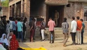 जालौन के कोंच कोतवाली क्षेत्र में विवाहिता की संदिग्ध परिस्थितियों में मृत्यु के बाद जांच करती पुलिस टीम और शोक संतप्त परिजनों का दृश्य