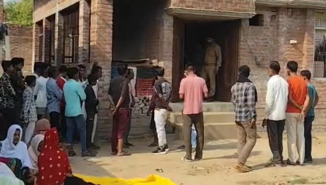 जालौन के कोंच कोतवाली क्षेत्र में विवाहिता की संदिग्ध परिस्थितियों में मृत्यु के बाद जांच करती पुलिस टीम और शोक संतप्त परिजनों का दृश्य