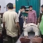 जालौन के सहाब मोड़ पर हुई सड़क दुर्घटना के बाद मौके पर जमा भीड़ और क्षतिग्रस्त बाइक की जांच करती पुलिस