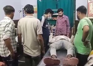 जालौन के सहाब मोड़ पर हुई सड़क दुर्घटना के बाद मौके पर जमा भीड़ और क्षतिग्रस्त बाइक की जांच करती पुलिस