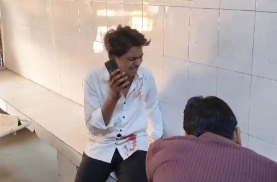 जालौन के एनएच-27 पर दुर्घटनाग्रस्त बाइक और मौके पर जमा भीड़ के साथ पुलिस बल की सांकेतिक तस्वीर