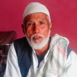 झांसी-कानपुर नेशनल हाईवे पर कालपी के पास सड़क किनारे खड़ी पुलिस जीप और दुर्घटनास्थल पर जमा भीड़, जहां तेज रफ्तार ट्रक की टक्कर से एक बुजुर्ग की जान चली गई