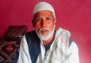 झांसी-कानपुर नेशनल हाईवे पर कालपी के पास सड़क किनारे खड़ी पुलिस जीप और दुर्घटनास्थल पर जमा भीड़, जहां तेज रफ्तार ट्रक की टक्कर से एक बुजुर्ग की जान चली गई