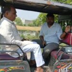 विशेष रिपोर्ट: वीआईपी कल्चर को किनारे कर ई-रिक्शा की सवारी, जालौन विधायक ने पेश की सादगी की मिसाल जालौन के उरई में भाजपा सदर विधायक गौरीशंकर वर्मा एक साधारण ई-रिक्शा में बैठकर पार्टी के प्रशिक्षण कार्यक्रम में जाते हुए, सादगी और पर्यावरण संरक्षण का संदेश देते हुए