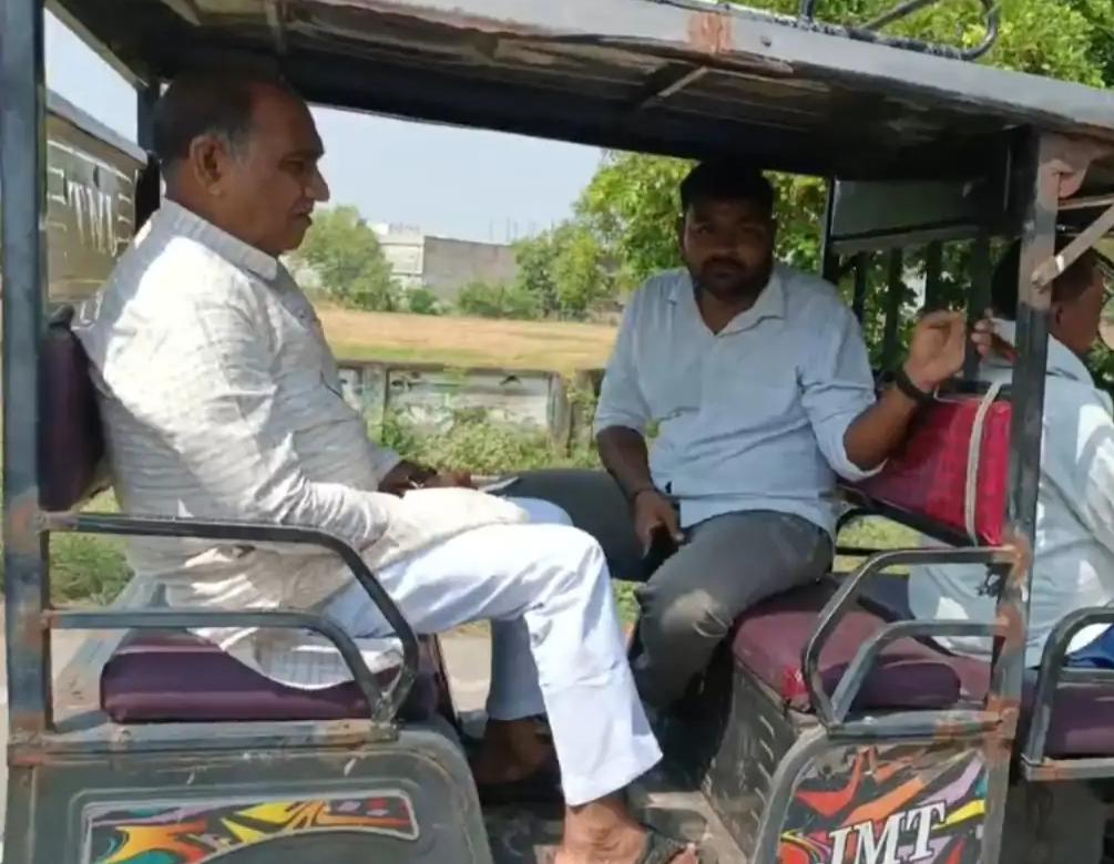 जालौन के उरई में भाजपा सदर विधायक गौरीशंकर वर्मा एक साधारण ई-रिक्शा में बैठकर पार्टी के प्रशिक्षण कार्यक्रम में जाते हुए, सादगी और पर्यावरण संरक्षण का संदेश देते हुए
