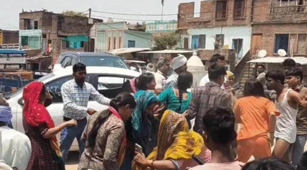 जालौन के कदौरा में सड़क हादसे के बाद दो पक्षों के बीच हुई मारपीट के बाद घटनास्थल पर जांच करती पुलिस और घायल अवस्था में अस्पताल पहुंचे लोग