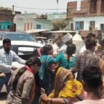 जालौन के कदौरा में सड़क हादसे के बाद दो पक्षों के बीच हुई मारपीट के बाद घटनास्थल पर जांच करती पुलिस और घायल अवस्था में अस्पताल पहुंचे लोग