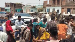 जालौन के कदौरा में सड़क हादसे के बाद दो पक्षों के बीच हुई मारपीट के बाद घटनास्थल पर जांच करती पुलिस और घायल अवस्था में अस्पताल पहुंचे लोग