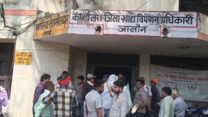 जालौन के उरई तहसील परिसर में झांसी एंटी करप्शन टीम द्वारा रिश्वत लेते पकड़े गए कानूनगो और आरोपी को ले जाते हुए पुलिस बल