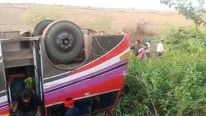 जालौन के एट कोतवाली क्षेत्र में खंती में पलटी हुई श्री राम श्याम ट्रेवल्स की बस और मौके पर जमा ग्रामीण व बचाव दल