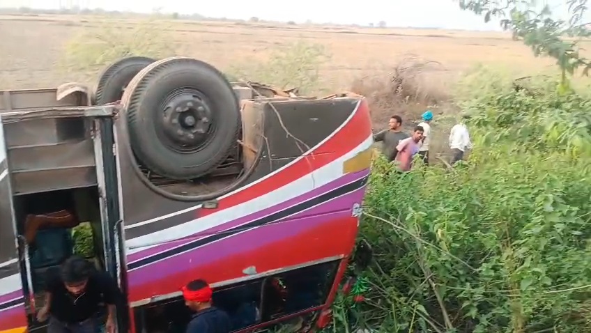 जालौन के एट कोतवाली क्षेत्र में खंती में पलटी हुई श्री राम श्याम ट्रेवल्स की बस और मौके पर जमा ग्रामीण व बचाव दल
