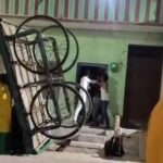 जालौन के कोंच में दहेज हत्या के मामले के बाद ससुराल पक्ष के घर के बाहर हंगामा करते मायके पक्ष के लोग और बीच-बचाव करती पुलिस की फाइल फोटो
