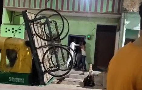 जालौन में प्रतिशोध की आग: बहन की खुदकुशी के बाद साले ने ससुराल पर बोला धावा, देर रात जमकर हुआ हाइबोल्टेज ड्रामा, वीडियो वायरल news image जालौन के कोंच में दहेज हत्या के मामले के बाद ससुराल पक्ष के घर के बाहर हंगामा करते मायके पक्ष के लोग और बीच-बचाव करती पुलिस की फाइल फोटो