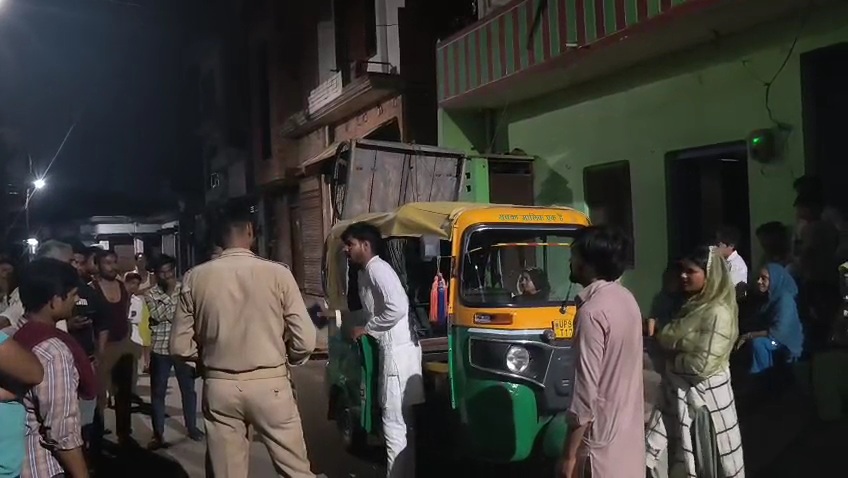 जालौन में प्रतिशोध की आग: बहन की खुदकुशी के बाद साले ने ससुराल पर बोला धावा, देर रात जमकर हुआ हाइबोल्टेज ड्रामा, वीडियो वायरल news image जालौन में प्रतिशोध की आग: बहन की खुदकुशी के बाद साले ने ससुराल पर बोला धावा, देर रात जमकर हुआ हाइबोल्टेज ड्रामा, वीडियो वायरल news image