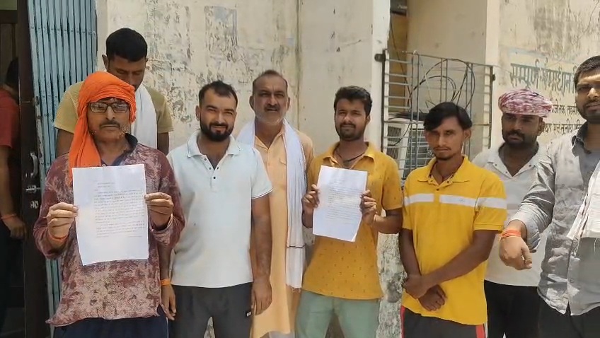 जालौन: गौशाला की लापरवाही से अन्नदाता बेहाल; कालपी में आवारा गौवंशों ने रौंदी किसानों की फसलें, डीएम से मुआवजे की गुहार news image जालौन: गौशाला की लापरवाही से अन्नदाता बेहाल; कालपी में आवारा गौवंशों ने रौंदी किसानों की फसलें, डीएम से मुआवजे की गुहार news image