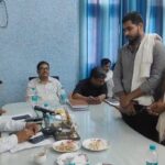 जालौन: गौशाला की लापरवाही से अन्नदाता बेहाल; कालपी में आवारा गौवंशों ने रौंदी किसानों की फसलें, डीएम से मुआवजे की गुहार जालौन के कालपी में गौशाला की बदहाली और खेत में आवारा गायों द्वारा नष्ट की गई मूंग व चरी की फसल को दिखाते हुए हताश ग्रामीण और किसान
