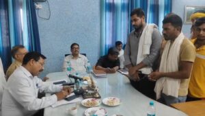 जालौन के कालपी में गौशाला की बदहाली और खेत में आवारा गायों द्वारा नष्ट की गई मूंग व चरी की फसल को दिखाते हुए हताश ग्रामीण और किसान