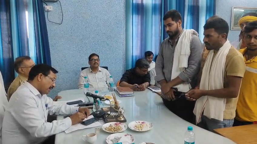 जालौन: गौशाला की लापरवाही से अन्नदाता बेहाल; कालपी में आवारा गौवंशों ने रौंदी किसानों की फसलें, डीएम से मुआवजे की गुहार news image जालौन के कालपी में गौशाला की बदहाली और खेत में आवारा गायों द्वारा नष्ट की गई मूंग व चरी की फसल को दिखाते हुए हताश ग्रामीण और किसान